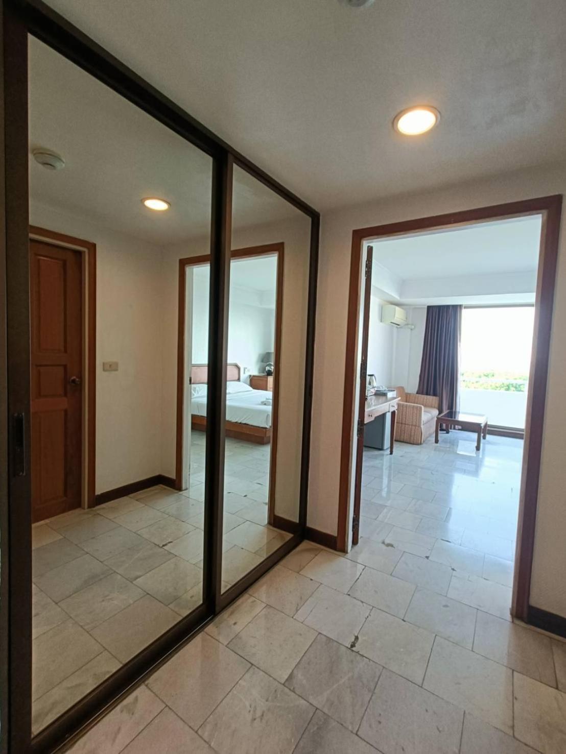 The Monaco Residence Pattaya Buitenkant foto